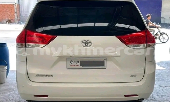 Buy Used Toyota Sienna White Car in Battambang in Battambang Province Buy Used Toyota Sienna White Car in Battambang in Battambang Province