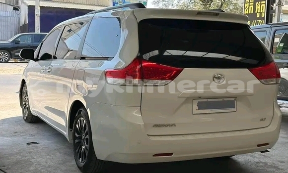 Buy Used Toyota Sienna White Car in Battambang in Battambang Province Buy Used Toyota Sienna White Car in Battambang in Battambang Province