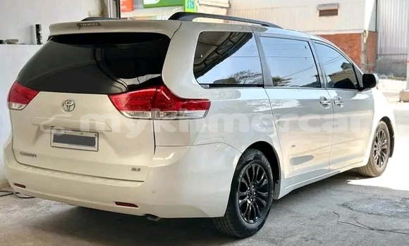 Buy Used Toyota Sienna White Car in Battambang in Battambang Province Buy Used Toyota Sienna White Car in Battambang in Battambang Province