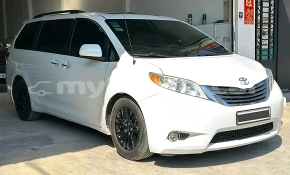 Buy Used Toyota Sienna White Car in Battambang in Battambang Province Buy Used Toyota Sienna White Car in Battambang in Battambang Province