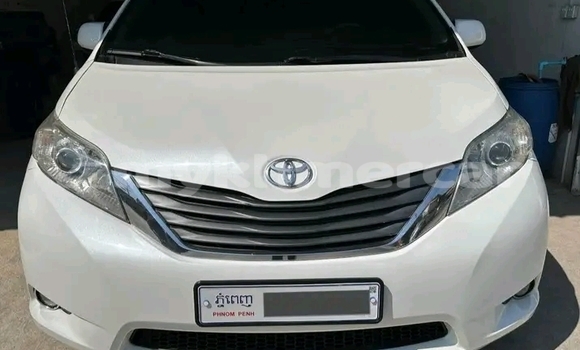 Buy Used Toyota Sienna White Car in Battambang in Battambang Province Buy Used Toyota Sienna White Car in Battambang in Battambang Province