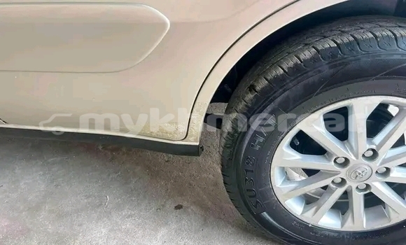 Buy Used Toyota RAV4 White Car in Chbar Mon in Kampong Speu Province Buy Used Toyota RAV4 White Car in Chbar Mon in Kampong Speu Province