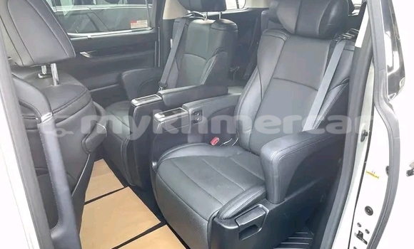 Buy Used Toyota Alphard White Car in Chbar Mon in Kampong Speu Province Buy Used Toyota Alphard White Car in Chbar Mon in Kampong Speu Province