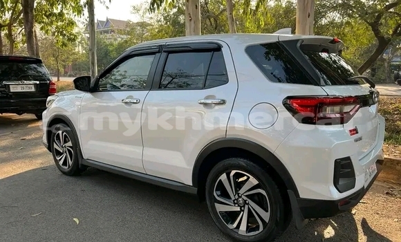 Buy Used Toyota Ractis White Car in Chbar Mon in Kampong Speu Province Buy Used Toyota Ractis White Car in Chbar Mon in Kampong Speu Province