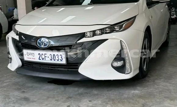 Buy Used Toyota Prius White Car in Chbar Mon in Kampong Speu Province Buy Used Toyota Prius White Car in Chbar Mon in Kampong Speu Province