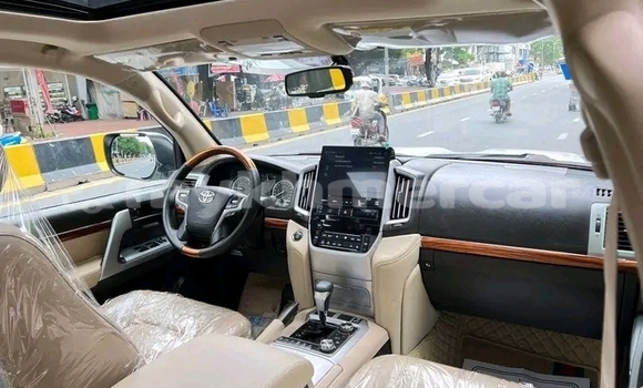 Acheter Occasion Voiture Toyota Land Cruiser Blanc à Chbar Mon, Kampong Speu Province Acheter Occasion Voiture Toyota Land Cruiser Blanc à Chbar Mon, Kampong Speu Province