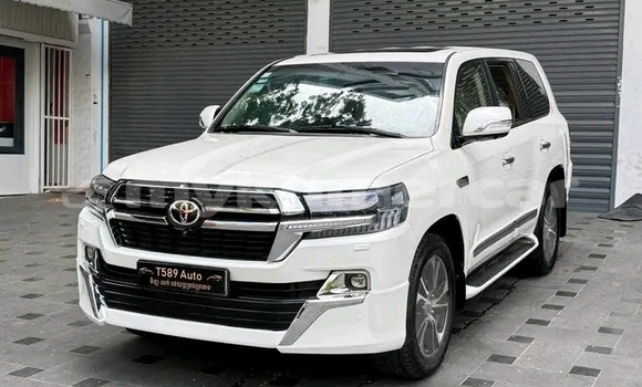 Acheter Occasion Voiture Toyota Land Cruiser Blanc à Chbar Mon, Kampong Speu Province Acheter Occasion Voiture Toyota Land Cruiser Blanc à Chbar Mon, Kampong Speu Province