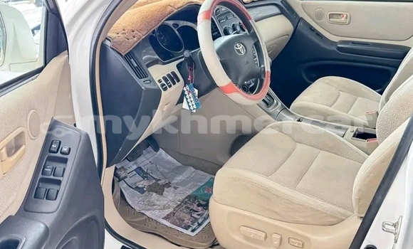 Acheter Occasion Voiture Toyota Highlander Blanc à Chbar Mon, Kampong Speu Province Acheter Occasion Voiture Toyota Highlander Blanc à Chbar Mon, Kampong Speu Province