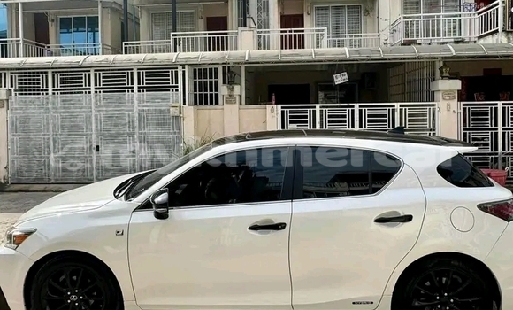 Acheter Occasion Voiture Lexus CT Blanc à Chbar Mon, Kampong Speu Province Acheter Occasion Voiture Lexus CT Blanc à Chbar Mon, Kampong Speu Province