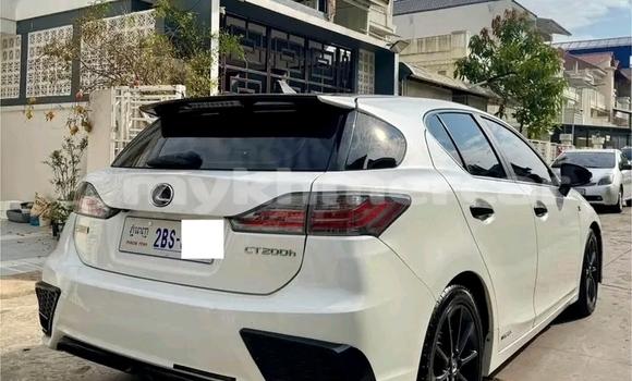 Acheter Occasion Voiture Lexus CT Blanc à Chbar Mon, Kampong Speu Province Acheter Occasion Voiture Lexus CT Blanc à Chbar Mon, Kampong Speu Province