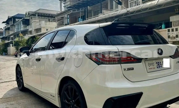 Acheter Occasion Voiture Lexus CT Blanc à Chbar Mon, Kampong Speu Province Acheter Occasion Voiture Lexus CT Blanc à Chbar Mon, Kampong Speu Province