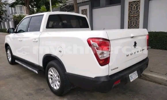 Acheter Occasion Voiture SsangYong Musso Blanc à Chbar Mon, Kampong Speu Province Acheter Occasion Voiture SsangYong Musso Blanc à Chbar Mon, Kampong Speu Province