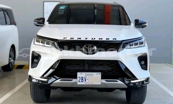 Acheter Occasion Voiture Toyota Fortuner Blanc à Chbar Mon, Kampong Speu Province Acheter Occasion Voiture Toyota Fortuner Blanc à Chbar Mon, Kampong Speu Province