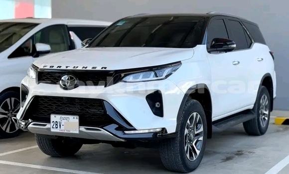 Acheter Occasion Voiture Toyota Fortuner Blanc à Chbar Mon, Kampong Speu Province Acheter Occasion Voiture Toyota Fortuner Blanc à Chbar Mon, Kampong Speu Province