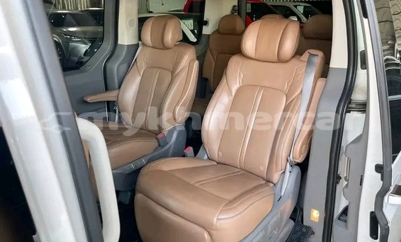 Buy Used Hyundai Starex White Car in Cheom Ksan in Preah Vihear Province