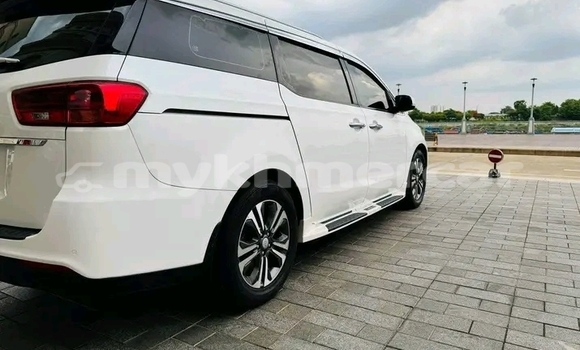 Buy Used Kia Carnival White Car in Chbar Mon in Kampong Speu Province Buy Used Kia Carnival White Car in Chbar Mon in Kampong Speu Province