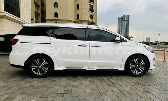 Buy Used Kia Carnival White Car in Chbar Mon in Kampong Speu Province Buy Used Kia Carnival White Car in Chbar Mon in Kampong Speu Province