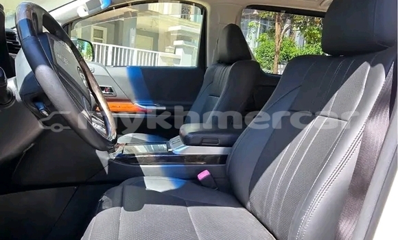 Acheter Occasion Voiture Toyota Alphard Blanc à Cheom Ksan, Preah Vihear Province Acheter Occasion Voiture Toyota Alphard Blanc à Cheom Ksan, Preah Vihear Province