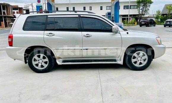 Acheter Occasion Voiture Toyota Highlander Blanc à Chbar Mon, Kampong Speu Province Acheter Occasion Voiture Toyota Highlander Blanc à Chbar Mon, Kampong Speu Province