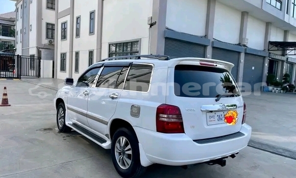 Acheter Occasion Voiture Toyota Highlander Blanc à Chbar Mon, Kampong Speu Province Acheter Occasion Voiture Toyota Highlander Blanc à Chbar Mon, Kampong Speu Province