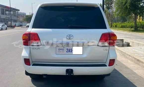 Buy Used Toyota Land Cruiser White Car in Chbar Mon in Kampong Speu Province Buy Used Toyota Land Cruiser White Car in Chbar Mon in Kampong Speu Province