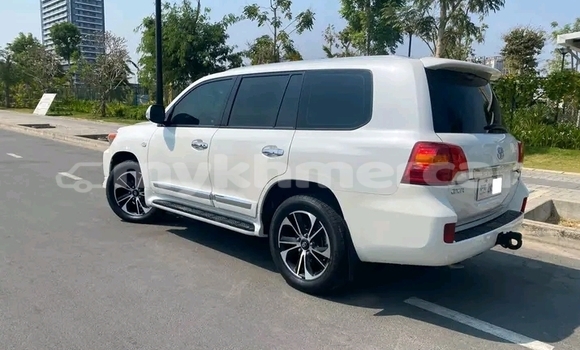 Buy Used Toyota Land Cruiser White Car in Chbar Mon in Kampong Speu Province Buy Used Toyota Land Cruiser White Car in Chbar Mon in Kampong Speu Province