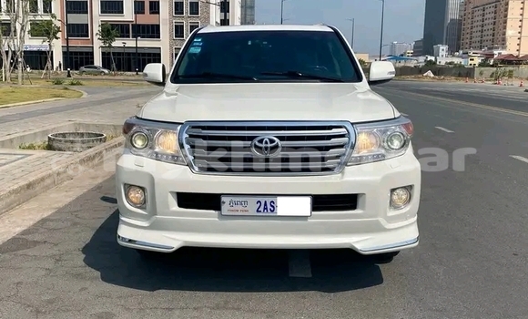 Buy Used Toyota Land Cruiser White Car in Chbar Mon in Kampong Speu Province Buy Used Toyota Land Cruiser White Car in Chbar Mon in Kampong Speu Province