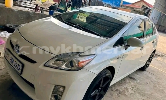 Buy Used Toyota Prius White Car in Chbar Mon in Kampong Speu Province Buy Used Toyota Prius White Car in Chbar Mon in Kampong Speu Province