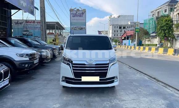 Buy Used Toyota Granvia White Car in Phnom Penh in Phnom Penh