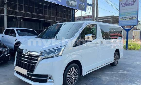 Buy Used Toyota Granvia White Car in Phnom Penh in Phnom Penh Buy Used Toyota Granvia White Car in Phnom Penh in Phnom Penh