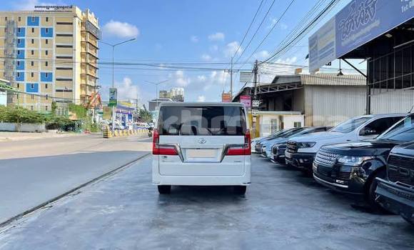 Buy Used Toyota Granvia White Car in Phnom Penh in Phnom Penh Buy Used Toyota Granvia White Car in Phnom Penh in Phnom Penh