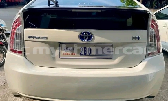 Buy Used Toyota Prius White Car in Chbar Mon in Kampong Speu Province Buy Used Toyota Prius White Car in Chbar Mon in Kampong Speu Province