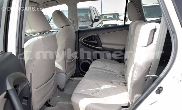 Buy Import Toyota HiAce White Truck in Import - Dubai in Kampot Province
