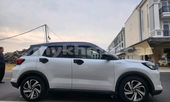 Buy Used Toyota Ractis White Car in Chbar Mon in Kampong Speu Province Buy Used Toyota Ractis White Car in Chbar Mon in Kampong Speu Province