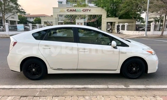 Buy Used Toyota Prius White Car in Chbar Mon in Kampong Speu Province