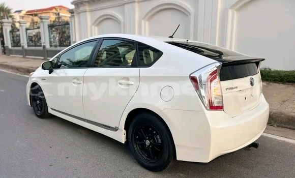 Buy Used Toyota Prius White Car in Chbar Mon in Kampong Speu Province Buy Used Toyota Prius White Car in Chbar Mon in Kampong Speu Province