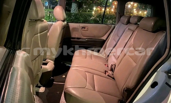 Buy Used Toyota Highlander White Car in Chbar Mon in Kampong Speu Province Buy Used Toyota Highlander White Car in Chbar Mon in Kampong Speu Province