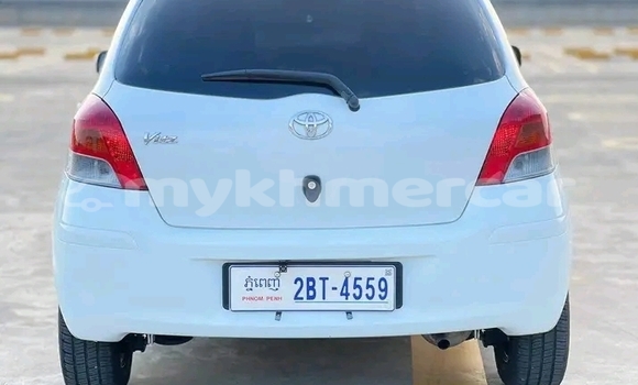 Buy Used Toyota Vitz White Car in Chbar Mon in Kampong Speu Province Buy Used Toyota Vitz White Car in Chbar Mon in Kampong Speu Province