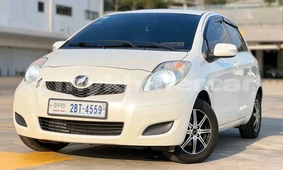 Buy Used Toyota Vitz White Car in Chbar Mon in Kampong Speu Province Buy Used Toyota Vitz White Car in Chbar Mon in Kampong Speu Province