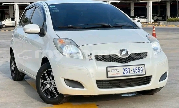 Buy Used Toyota Vitz White Car in Chbar Mon in Kampong Speu Province Buy Used Toyota Vitz White Car in Chbar Mon in Kampong Speu Province