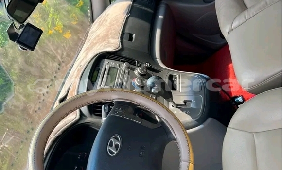 Buy Used Toyota Sienna White Car in Chbar Mon in Kampong Speu Province Buy Used Toyota Sienna White Car in Chbar Mon in Kampong Speu Province