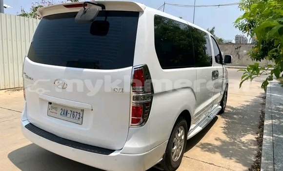 Buy Used Toyota Sienna White Car in Chbar Mon in Kampong Speu Province Buy Used Toyota Sienna White Car in Chbar Mon in Kampong Speu Province