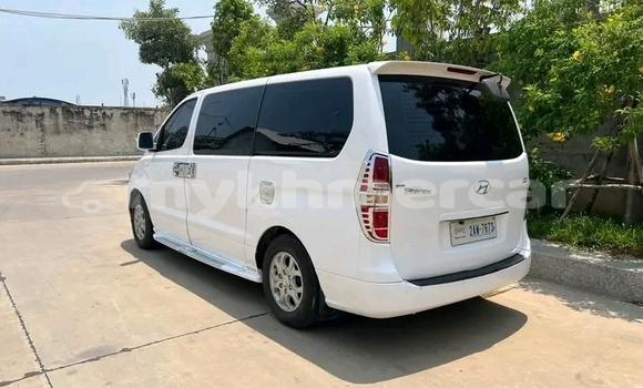 Buy Used Toyota Sienna White Car in Chbar Mon in Kampong Speu Province Buy Used Toyota Sienna White Car in Chbar Mon in Kampong Speu Province