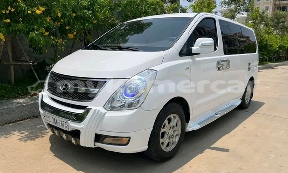 Buy Used Toyota Sienna White Car in Chbar Mon in Kampong Speu Province Buy Used Toyota Sienna White Car in Chbar Mon in Kampong Speu Province