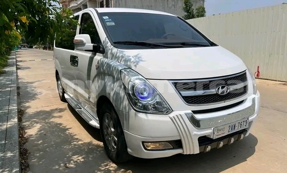 Buy Used Toyota Sienna White Car in Chbar Mon in Kampong Speu Province Buy Used Toyota Sienna White Car in Chbar Mon in Kampong Speu Province