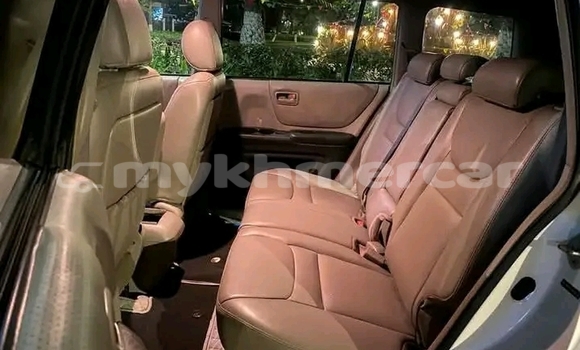 Buy Used Toyota Highlander White Car in Cheom Ksan in Preah Vihear Province Buy Used Toyota Highlander White Car in Cheom Ksan in Preah Vihear Province