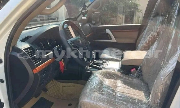 Buy Used Toyota Land Cruiser White Car in Cheom Ksan in Preah Vihear Province Buy Used Toyota Land Cruiser White Car in Cheom Ksan in Preah Vihear Province