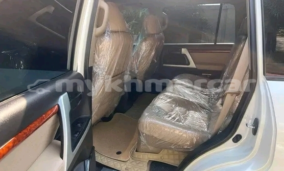 Buy Used Toyota Land Cruiser White Car in Cheom Ksan in Preah Vihear Province Buy Used Toyota Land Cruiser White Car in Cheom Ksan in Preah Vihear Province