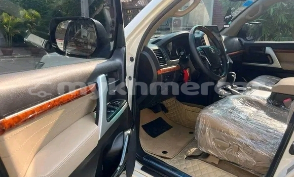 Buy Used Toyota Land Cruiser White Car in Cheom Ksan in Preah Vihear Province Buy Used Toyota Land Cruiser White Car in Cheom Ksan in Preah Vihear Province