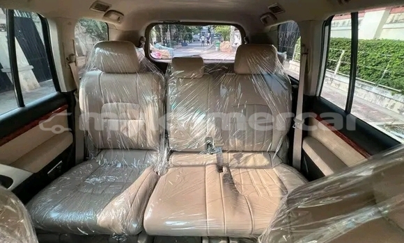 Buy Used Toyota Land Cruiser White Car in Cheom Ksan in Preah Vihear Province Buy Used Toyota Land Cruiser White Car in Cheom Ksan in Preah Vihear Province